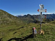 18 Il sent. 109 si staccca dal 101 e continua a sx in salita per i Laghi di Ponteranica